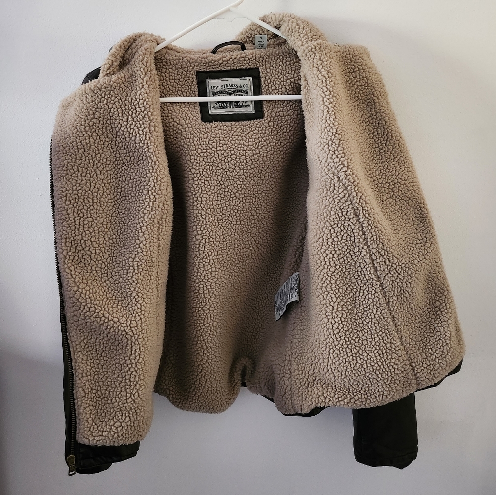 Levi's Women's Asymmetrical Sherpa Lined Faux Leather Jacket with Hood - EUC - Picture 6 of 9